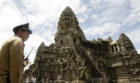 Seorang polisi tampak sedang berjaga di depan Kuil Angkor Wat, Kamboja