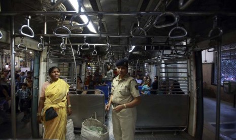  Seorang polisi terlihat di dalam gerbong kereta khusus wanita di kota Mumbai,India.(Reuters/Navesh Chitrakar)