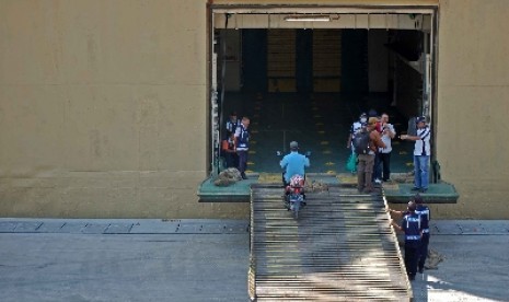  Seorang porter memasukan motor ke dalam Kapal Muat Ciremai yang berlabuh di Pelabuhan Tanjung Priok, Jakarta Utara, Kamis (24/7). Pemudik motor yang diberangkatkan secara gratis hari ini sebanyak 1000 motor untuk tujuan Semarang dengan menggunakan KM Cire