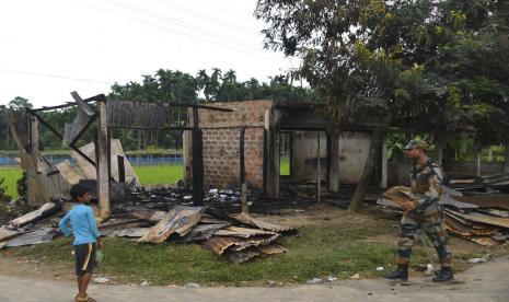 Badan Muslim India Bangun Kembali Masjid Dirusak di Tripura. Seorang prajurit paramiliter berpatroli melewati sebuah toko yang terbakar di desa Rowa, sekitar 220 kilometer dari Agartala, di negara bagian Tripura, India, Rabu, 27 Oktober 2021. Ketegangan tinggi di beberapa bagian negara bagian Tripura pada Jumat setelah serangkaian serangan terhadap minoritas Muslim. Serangan itu sebagai pembalasan atas kekerasan terhadap umat Hindu di perbatasan Bangladesh awal bulan ini. Polisi mengatakan setidaknya satu masjid, beberapa toko dan rumah milik Muslim dirusak sejak Selasa. 