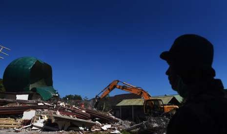 Seorang prajurit TNI AD menyaksikan anggota Basarnas berusaha mengevakuasi korban tertimbun reruntuhan Masjid Jabal Nur yang rusak akibat gempa bumi di Tanjung, Lombok Utara, NTB, Selasa (7/8). 