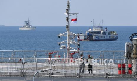 Seorang prajurit TNI AL berbincang dengan personel dari Angkatan Bersenjata Singapura (SAF) di atas KRI dr Soeharso ketika KRI tersebut proses sandar di Pelabuhan Tanjung Wangi, Banyuwangi, Jawa Timur, Senin (26/4/2021). Setelah titik tenggelamnya KRI Nanggala-402 ditemukan, sejumlah KRI mulai kembali memasuki dan bersandar di Pelabuhan Tanjung Wangi untuk mengisi BBM dan logistik serta menurunkan sejumlah peralatan. 