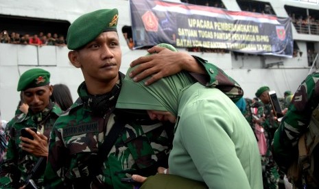 Seorang prajurit TNI Angkatan Darat memeluk istrinya saat pemberangkatan Satgas pengamanan perbatasan RI-Papua Nugini di Pelabuhan Sukarno Hatta, Makassar, Sulawesi Selatan, Rabu (3/7/2019). 