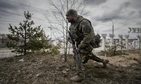 Seorang prajurit Ukraina mengambil posisi menembak saat dia melihat kendaraan yang mendekat di Irpin, di pinggiran Kyiv, Ukraina, Rabu, 9 Maret 2022. Netralitas Negara Arab atas Ukraina Terancam oleh Tekanan Barat