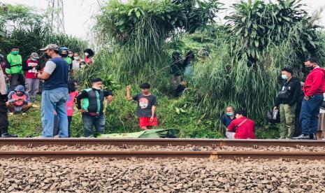 Seorang pria berinisial RH (20 tahun) meninggal dunia usai tertabrak KRL Commuter Line yang melintas di Kelurahan Kedung Badak, Kecamatan Tanah Sareal, Kota Bogor, Selasa (29/6). 