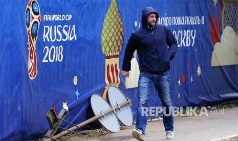 Seorang pria berjalan di depan logo Piala Dunia 2018 di Moskow, Rusia, Rabu (6/6). Piala Dunia 2018 akan berlangsung di Rusia dari 14 Juni hingga 15 Juli 2018.