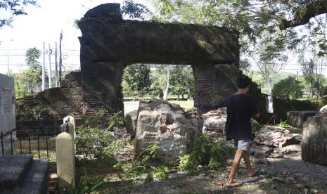 Seorang pria berjalan di samping tembok yang rusak setelah gempa bumi kuat di Ilocos Norte, Filipina Utara pada Rabu 26 Oktober 2022. Gempa kuat mengguncang sebagian besar Filipina utara, melukai banyak orang dan memaksa penutupan bandara internasional dan bandara. evakuasi pasien di rumah sakit, kata para pejabat Rabu.