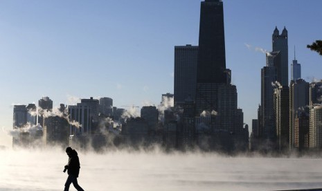 Seorang pria berjalan di tepi Danau Michigan di Chicago, Illinois, Senin (6/1) waktu setempat.  (Reuters/Jim Young)