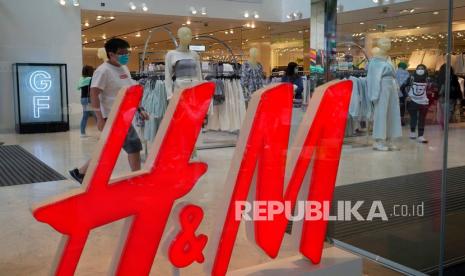  Seorang pria berjalan melalui toko pakaian H&M di Hong Kong, Sabtu (27/3). H&M menghilang dari internet di China ketika pemerintah meningkatkan tekanan pada merek sepatu dan pakaian dan mengumumkan sanksi pada hari Jumat (26/3), terhadap pejabat Inggris di pertarungan sengit atas keluhan pelanggaran di wilayah Xinjiang. 