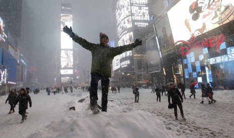 Seorang pria berpose di tengah turunnya salju di kawasan Manhattan, New York, AS, (24/1).