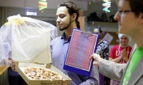 Seorang pria berusia 22 tahun di Rusia menikahi Pizza