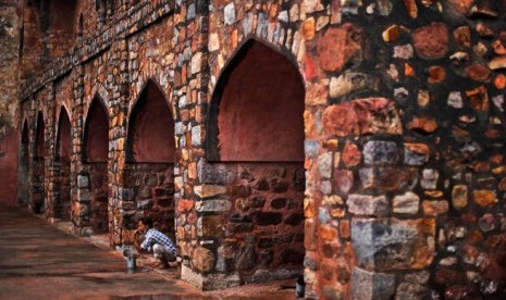 Seorang pria India terlihat sedang menggosok gigi dan berwudhu sebelum melakukan shalat Jumat pertama Ramadhan di masjid era Mughal, New Delhi, India 