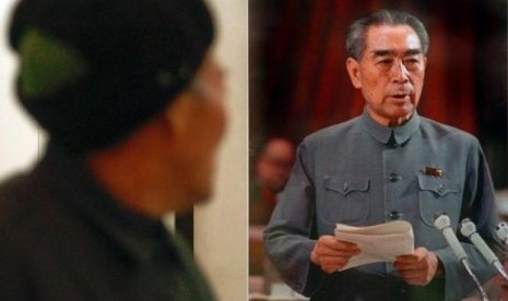 Seorang pria melihat foto PM pertama Cina Zhou Enlai di sebuah pameran memperingati 30 tahun kematian Zhou di Huaian, Jiangsu pada 8 Januari 2006.