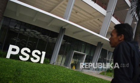   Seorang pria melihat ke arah depan Kantor PSSI di Kompleks GBK Senayan, Jakarta.