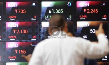  Seorang pria melihat monitor saham di Bursa Efek Indonesia, Jakarta, Selasa (8/12).