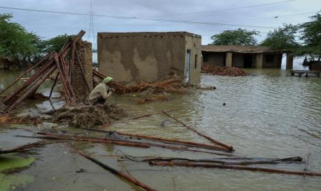  Seorang pria melihat rumahnya yang dilanda banjir di Jaffarabad, sebuah distrik di provinsi Baluchistan barat daya Pakistan, Kamis, 25 Agustus 2022.