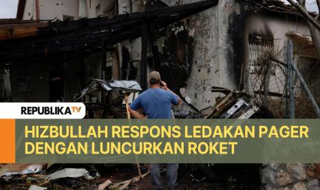 Seorang pria melihat sebuah rumah yang terkena roket yang ditembakkan dari Lebanon, di Moreshet, Israel utara, pada Ahad, 22 September 2024. 