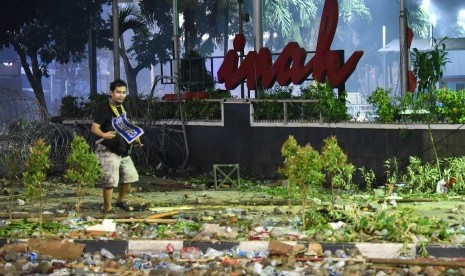 Seorang pria melintas di depan gedung Sarinah, Jakarta, pascarusuh polisi dan massa, Kamis (23/5/2019) dini hari. 