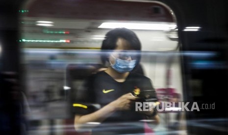 Seorang pria memakai masker di sebuah stasiun kereta api. Pembelajaran awal semester di Shanghai akan dilaksanakan secara online akibat wabah Corona. Ilustrasi.