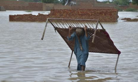 Seorang pria membawa ranjang bayi setelah dia menyelamatkannya dari rumahnya yang dilanda banjir di Jaffarabad, sebuah distrik di provinsi Baluchistan barat daya Pakistan, Kamis, 25 Agustus 2022. Pemerintah Pakistan dalam permohonan semalam meminta bantuan dari komunitas internasional untuk korban banjir orang-orang di negara Islam yang miskin ini, karena hujan muson yang sangat deras dalam beberapa dekade terakhir terus melanda berbagai bagian negara.