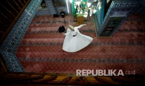 Ibnu Athaillah melihat praktik menyimpang oknum para salik. Ilustrasi tarian sufi dalam salah satu tarekat tasawuf