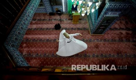 Seorang pria menampilkan tarian sufi saat malam Lailatul Qadar, salah satu malam paling suci bagi Muslim di masjid Sarampol di Antalya, Turki pada 19 Mei 2020.