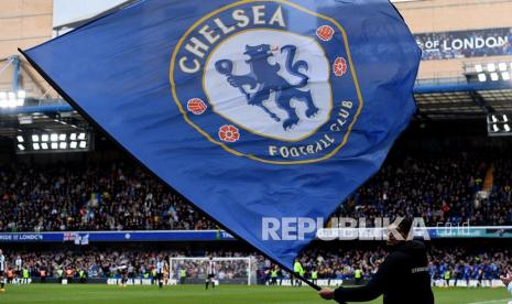  Seorang pria mengibarkan bendera Chelsea selama pertandingan sepak bola Liga Premier Inggris antara Chelsea FC dan Newcastle United di London, Inggris, 13 Maret 2022.