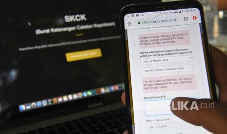 Seorang pria mengisi data pembuatan Surat Keterangan Catatan Kepolisian (SKCK) secara daring melalui laman www.skck.polri.go.id di Jakarta, Jumat (8/11/2019). 