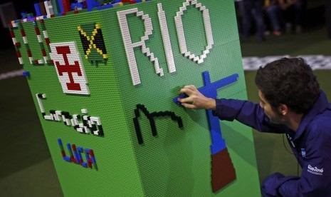 Seorang pria menyusun model Lego dalam rangka Olimpiade di Media Center Olimpiade Rio De Janeiro.