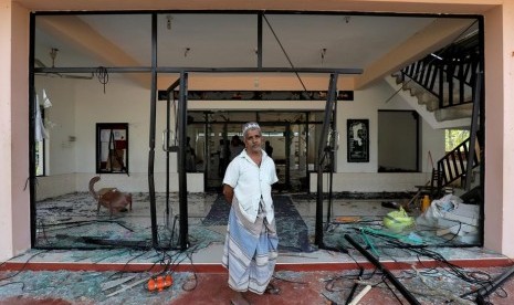 Sejarah Muslim Sri Lanka, Hidup Harmonis Hingga Penganiayaan. Seorang pria Muslim berdiri di depan Abbraar Masjid yang hancur akibat serangan massa di Kiniyama, Sri Lanka, Senin (13/5). 