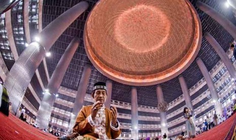 Seorang pria shalat di Masjid Istiqlal, Jakarta.   (ilustrasi)