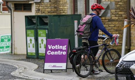 Seorang pria tiba di tempat pemungutan suara di Sydney, Australia, Senin, 9 Mei 2022. Pemungutan suara awal telah dimulai dalam pemilihan federal Australia dengan partai oposisi berharap surat suara pertama akan mencerminkan keunggulannya atas pemerintah dalam jajak pendapat.