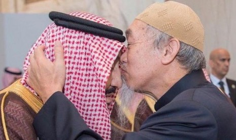 Seorang pria tua Malaysia mencium kening Raja Salman.