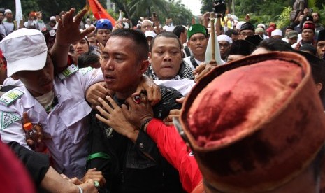 Seorang pria yang diduga provokator diamankan saat berlangsungnya sidang lanjutan kasus dugaan penisataan agama dengan terdakwa Gubernur nonaktif DKI Jakarta Basuki Tjahaja Purnama atau Ahok di depan gedung Kementerian Pertanian, Jakarta, Selasa (10/1). 