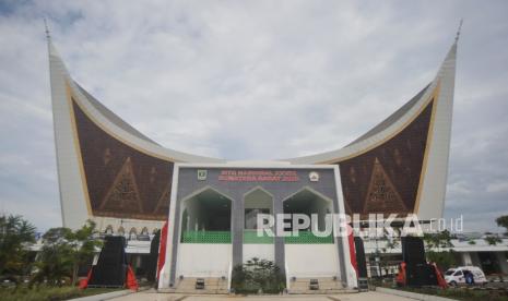 Pemprov Sumbar Izinkan Pelaksanaan Sholat Idul Adha. Foto:   Seorang qoriah tampil saat perlombaan cabang Qiraat Sabah Mujawwad Dewasa pada MTQ Nasional ke-28 di Masjid Raya Sumbar, Padang, Sumatera Barat, Ahad (15/11/2020). Sebanyak delapan cabang diperlombakan pada MTQ Nasional ke-28 dengan 12 lokasi di antaranya masjid-masjid besar dan auditorium kampus di kota itu. 