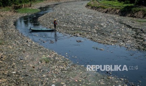 Seorang relawan mencari sampah plastik di Sungai Citarum Lama, Rancamanyar, Kabupaten Bandung, Jawa Barat, Senin (14/5). 