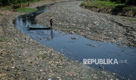 Seorang relawan mencari sampah plastik di Sungai Citarum Lama, Rancamanyar, Kabupaten Bandung, Jawa Barat, Senin (14/5). 