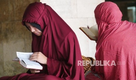 remaja masjid mengikuti kegiatan di masjid