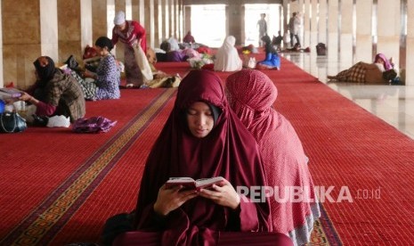 Seorang remaja putri membaca Alquran di masjid. (Ilustrasi)