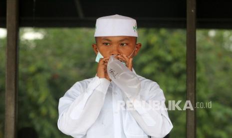 Seorang santri asal Kalbar menjalani tes GeNose C19 sebelum berangkat di Pelabuhan Dwikora, Pontianak, Kalimantan Barat, beberapa waktu lalu.