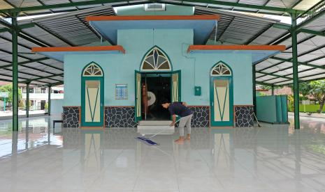 Seorang santri membersihkan bagian serambi masjid Langgar Agung Diponegoro Dusun Kamal, Menoreh, Salaman, Jawa Tengah. Masjid yang berada di kompleks Pondok Pesantren Nurul Falah di pegunungan Menoreh tersebut dulunya langgar atau surau yang sering digunakan pangeran Diponegoro shalat dan bermunajat saat perang melawan penjajah Belanda.