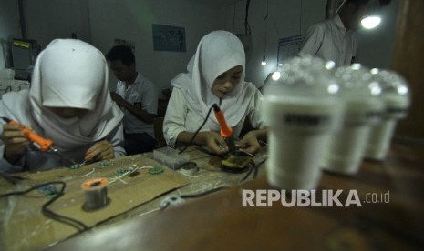 Seorang santri membuat Lampu Listrik Mandiri Rakyat (Limar) di Pesantren Darul Hidayah, Kota Bandung, Rabu (25/1).