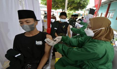 Seorang santri menerima suntikan vaksin COVID-19 saat vaksinasi massal bagi peserta didik dan pengajar di Pondok Pesantren Madarijul Ulum, Bandar Lampung, Lampung, Senin (6/9/2021). Sebanyak 200 orang santri dan pengajar mendapatkan vaksin dosis pertama sebagai upaya pemerintah guna membantu terbentuknya kekebalan kelompok. 