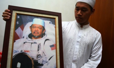 Seorang santri menunjukkan foto Imam Besar Masjid Istiqlal KH. Ali Mustofa Yaqub semasa masih hidup, di Pondok Pesantren Darussunnah Ciputat, Tangerang Selatan, Banten, Kamis (28/4).