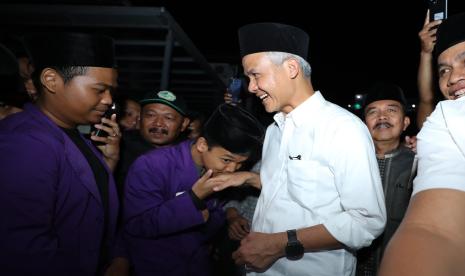 Seorang santri menyalami Ganjar. Capres Ganjar Pranowo enggan memberikan tanggapan soal putusan usia capres-cawapres.