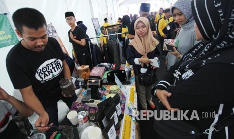 Seorang santri meracik kopi saat Gelar Produk One Pesantren One Product (OPOP), di halaman Gedung Sate, Kota Bandung, Jawa Barat, tahun lalu. Melalui OPO, Pemerintah Provinsi Jawa Barat terus mendorong pesantren mandiri secara ekonomi.