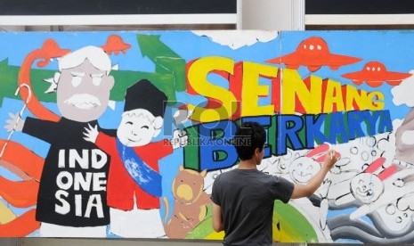 Seorang seniman melukis dinding dalam acara Pekan Produk Kreatif Indonesia (PPKI) 2012 di Epicentrum Kuningan, Jakarta, Rabu (21/11). (Republika/Aditya Pradana Putra)