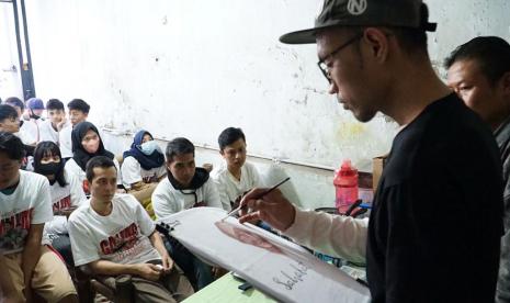 Seorang seniman pasundan memberikan workshop seni lukis kepada para peserta, Jumat (3/2/2023).