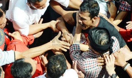 Warga bersalaman dengan Jokowi 