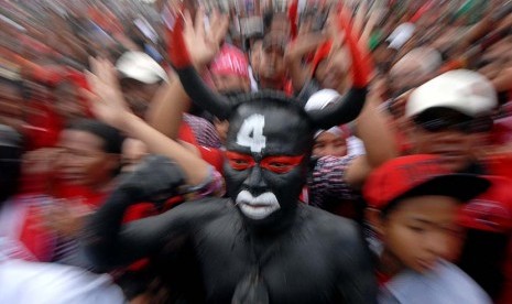 Seorang simpatisan PDI Perjuangan berdandan seperti banteng ketika mengikuti kampanye perdana terbuka di Lapangan Thor, Surabaya, Jatim, Senin (17/3). 